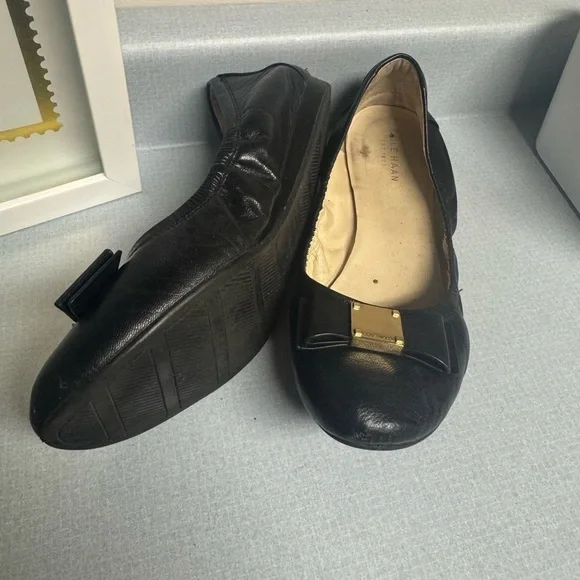 Tory Burch Black and Tan Leather Flats with Logo Medallion - Picture 7 of 12